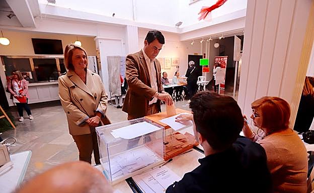Carlos Rojas ha votado en un colegio electoral de Motril. 
