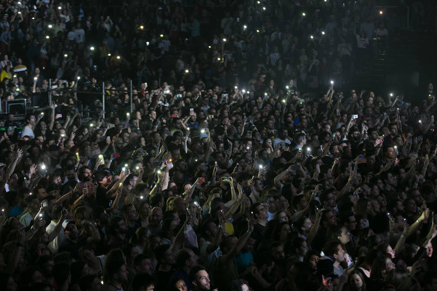 La banda desplegó un montaje escénico con pantallas gigantes e impactantes puntos de luz en la puesta de largo de 'Autoterapia'