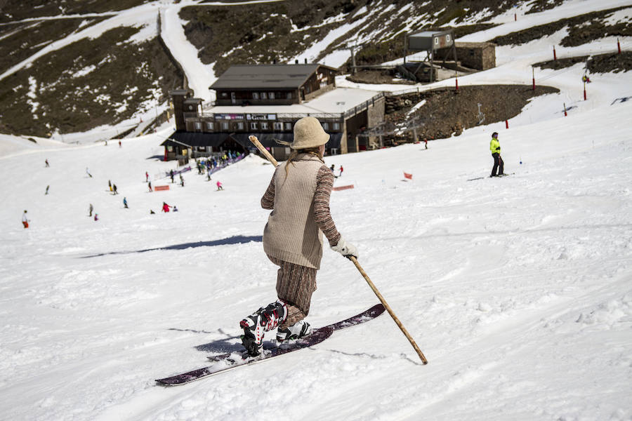 La bajada de la Peña Telemarkera Rikitaum cerró el programa de recaudación de fondos para la lucha contra esta enfermedad