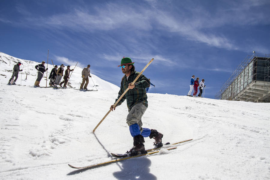 La bajada de la Peña Telemarkera Rikitaum cerró el programa de recaudación de fondos para la lucha contra esta enfermedad