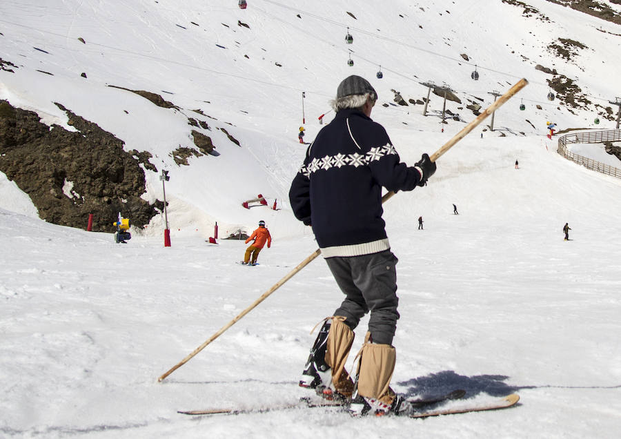La bajada de la Peña Telemarkera Rikitaum cerró el programa de recaudación de fondos para la lucha contra esta enfermedad