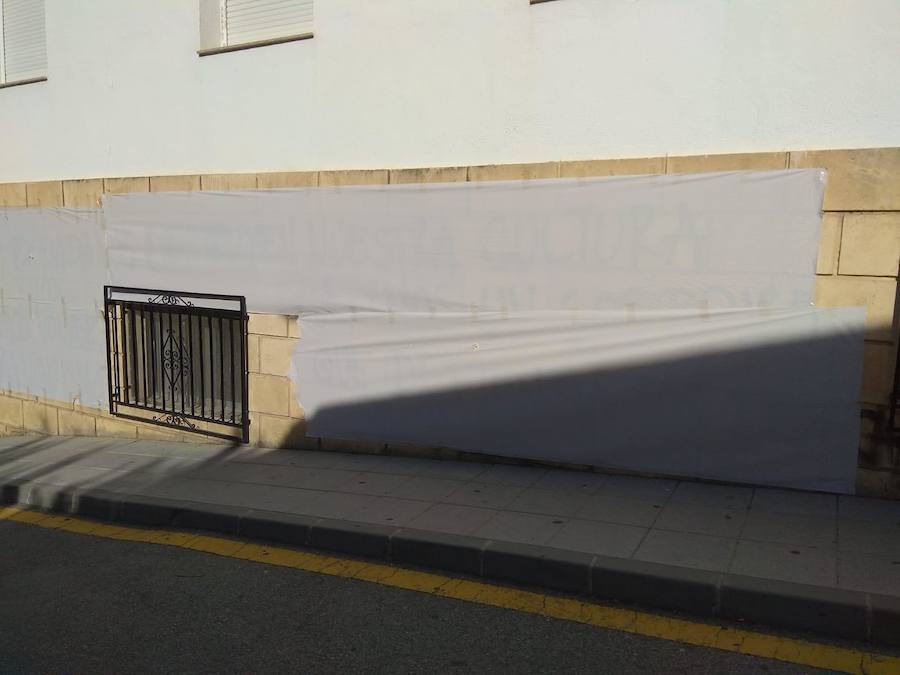 Las pintadas iban referidas a los partidos Vox, PP y Ciudadanos