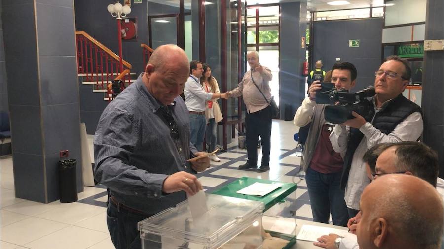 Miembros del PSOE, PP o Vox se han dejado ver ya por los colegios electorales