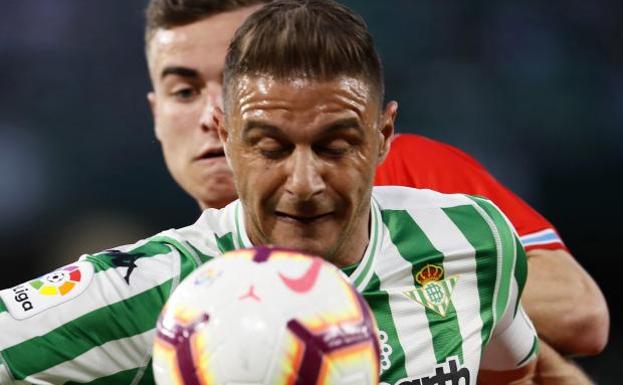 Joaquín Sánchez pelea un balón con el defensa del Espanyol Adriá Pedrosa.