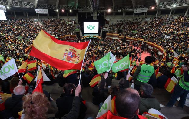 Acto electoral de Voz en una plaza de toros durante la campaña.