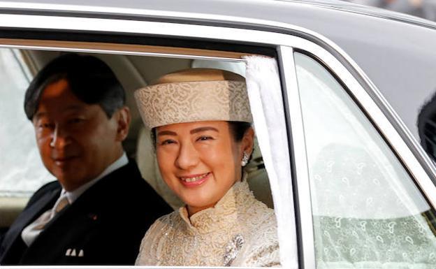 El príncipe heredero con su esposa se dirigen a la ceremonia de abdicación