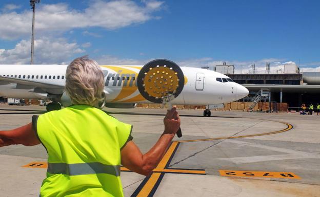 Un avión se prepara para despegar del aeropuerto de Almería.