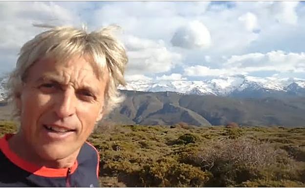 Calleja con Sierra Nevada de fondo.