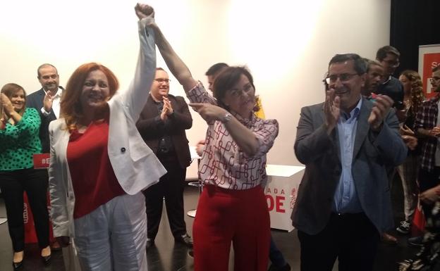 Carmen Calvo con María Eugenia Rufino en el acto de Salobreña. 