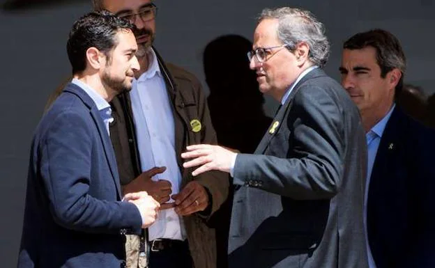 El presidente de la Generalitat, Quim Torra (d), junto al conseller de Territorio de la Generalitat, Damià Calvet (i), a la salida este miércoles del centro penitenciario de Soto del Real. 