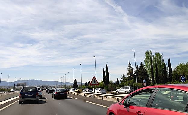 Vehículos en dirección a la Costa por la autovía A-44.