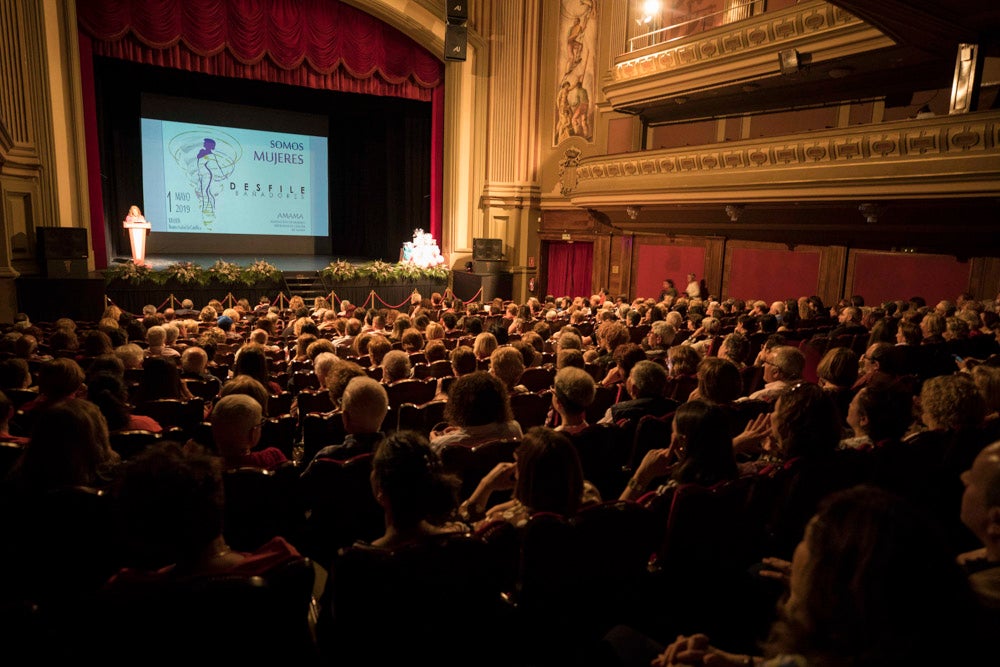 Con el silencio de la sala, en la pantalla se pudieron ver las imágenes de las modelos mostrando sus pechos o, mejor dicho, la falta de ellos en muchos casos. Son mujeres que han padecido cáncer de mama y que querían mostrarse así, al natural. Modelos veteranas, como Nani Aguilar, Antonia Rueda, Cristina Alonso, Conchi Ruiz, Elena Velayos, Lourdes Cabrera, Merce Garzón que se incorporaba este año; junto a la presidenta de AMAMA, Encarna Guerrero. Hubo un recuerdo para Mari Carmen Jiménez, que falleció recientemente.
