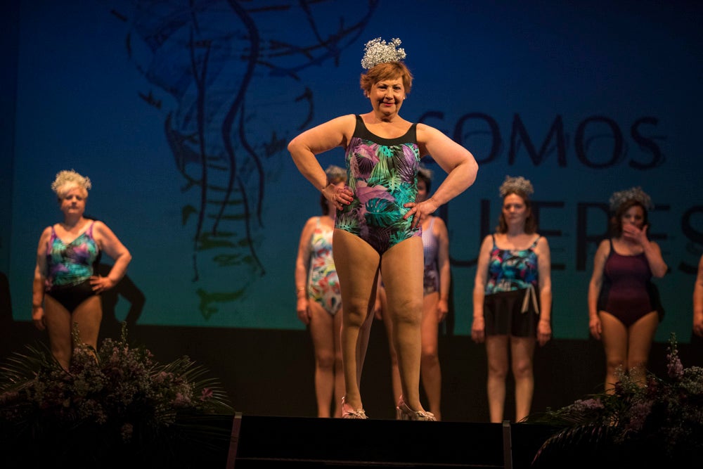 Con el silencio de la sala, en la pantalla se pudieron ver las imágenes de las modelos mostrando sus pechos o, mejor dicho, la falta de ellos en muchos casos. Son mujeres que han padecido cáncer de mama y que querían mostrarse así, al natural. Modelos veteranas, como Nani Aguilar, Antonia Rueda, Cristina Alonso, Conchi Ruiz, Elena Velayos, Lourdes Cabrera, Merce Garzón que se incorporaba este año; junto a la presidenta de AMAMA, Encarna Guerrero. Hubo un recuerdo para Mari Carmen Jiménez, que falleció recientemente.