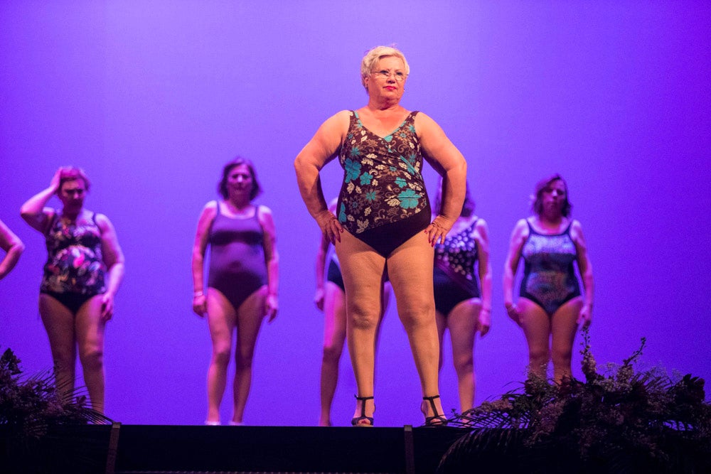 Con el silencio de la sala, en la pantalla se pudieron ver las imágenes de las modelos mostrando sus pechos o, mejor dicho, la falta de ellos en muchos casos. Son mujeres que han padecido cáncer de mama y que querían mostrarse así, al natural. Modelos veteranas, como Nani Aguilar, Antonia Rueda, Cristina Alonso, Conchi Ruiz, Elena Velayos, Lourdes Cabrera, Merce Garzón que se incorporaba este año; junto a la presidenta de AMAMA, Encarna Guerrero. Hubo un recuerdo para Mari Carmen Jiménez, que falleció recientemente.