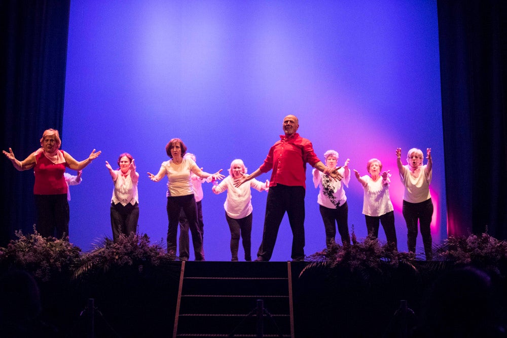 Con el silencio de la sala, en la pantalla se pudieron ver las imágenes de las modelos mostrando sus pechos o, mejor dicho, la falta de ellos en muchos casos. Son mujeres que han padecido cáncer de mama y que querían mostrarse así, al natural. Modelos veteranas, como Nani Aguilar, Antonia Rueda, Cristina Alonso, Conchi Ruiz, Elena Velayos, Lourdes Cabrera, Merce Garzón que se incorporaba este año; junto a la presidenta de AMAMA, Encarna Guerrero. Hubo un recuerdo para Mari Carmen Jiménez, que falleció recientemente.