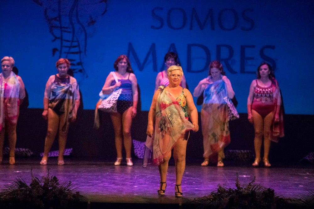 Con el silencio de la sala, en la pantalla se pudieron ver las imágenes de las modelos mostrando sus pechos o, mejor dicho, la falta de ellos en muchos casos. Son mujeres que han padecido cáncer de mama y que querían mostrarse así, al natural. Modelos veteranas, como Nani Aguilar, Antonia Rueda, Cristina Alonso, Conchi Ruiz, Elena Velayos, Lourdes Cabrera, Merce Garzón que se incorporaba este año; junto a la presidenta de AMAMA, Encarna Guerrero. Hubo un recuerdo para Mari Carmen Jiménez, que falleció recientemente.