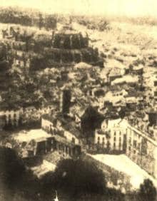 Imagen secundaria 2 - En primer plano, la Iglesia de San Gil; a la izquierda, detrás, el campanario de Santa Ana y, al fondo, la Alhambra. En la foto siguiente, lso restos de la demolición de la Iglesia de San Gil y en la tercera imagen, San Gil en su emplazamiento en Plaza Nueva.