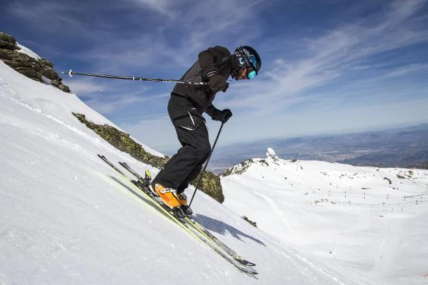 Un esquiador desciende por una pista de Sierra Nevada.
