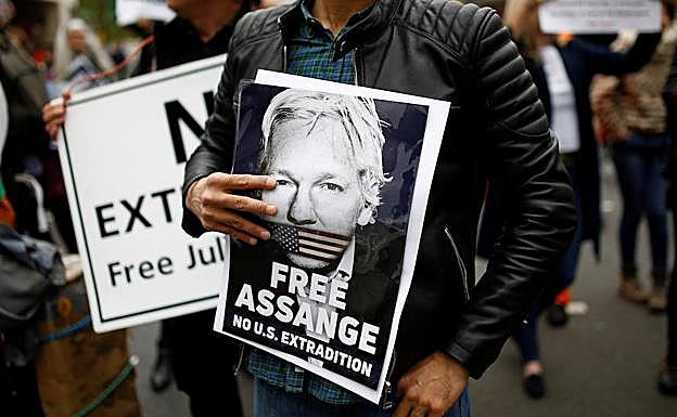 La Policía detiene al periodista español acusado de tratar de chantajear a Assange con vídeos comprometidos