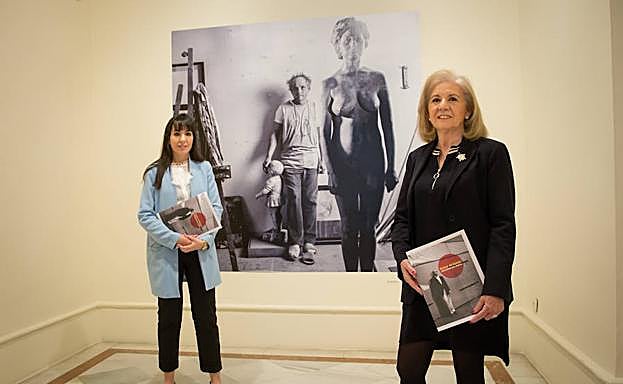 La comisaria María Toral, a la izquierda, junto a María Elena Martín Vivaldi.