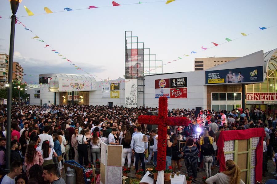 El ambiente, la música y la comida se concentran en torno a la Cruz de Ideal en la plaza del centro comercial Neptuno