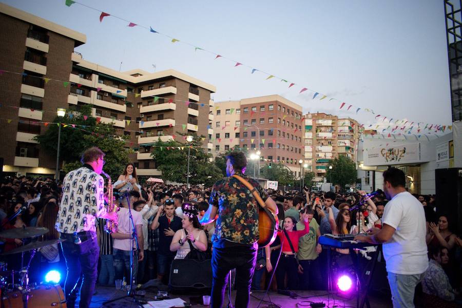 El ambiente, la música y la comida se concentran en torno a la Cruz de Ideal en la plaza del centro comercial Neptuno