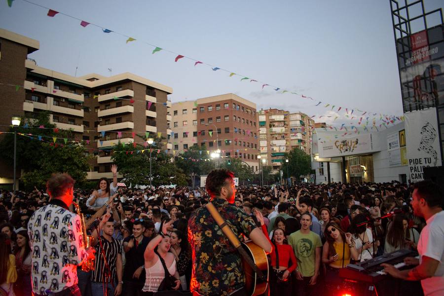 El ambiente, la música y la comida se concentran en torno a la Cruz de Ideal en la plaza del centro comercial Neptuno