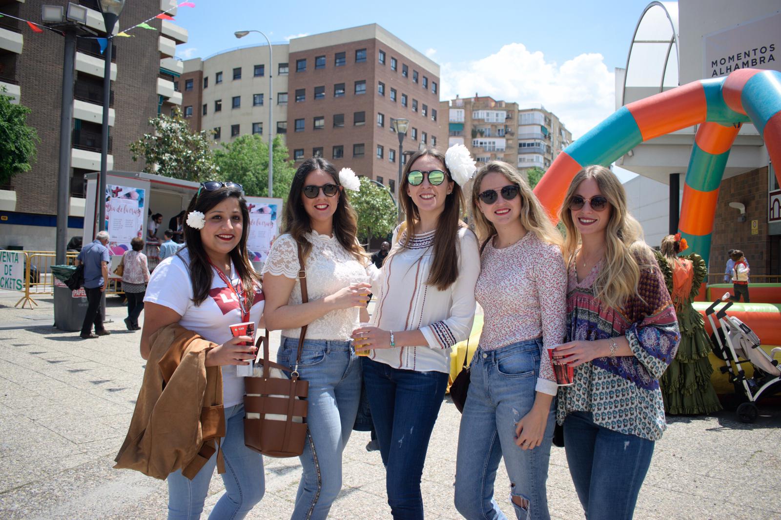 El ambiente, la música y la comida se concentran en torno a la Cruz de Ideal en la plaza del centro comercial Neptuno