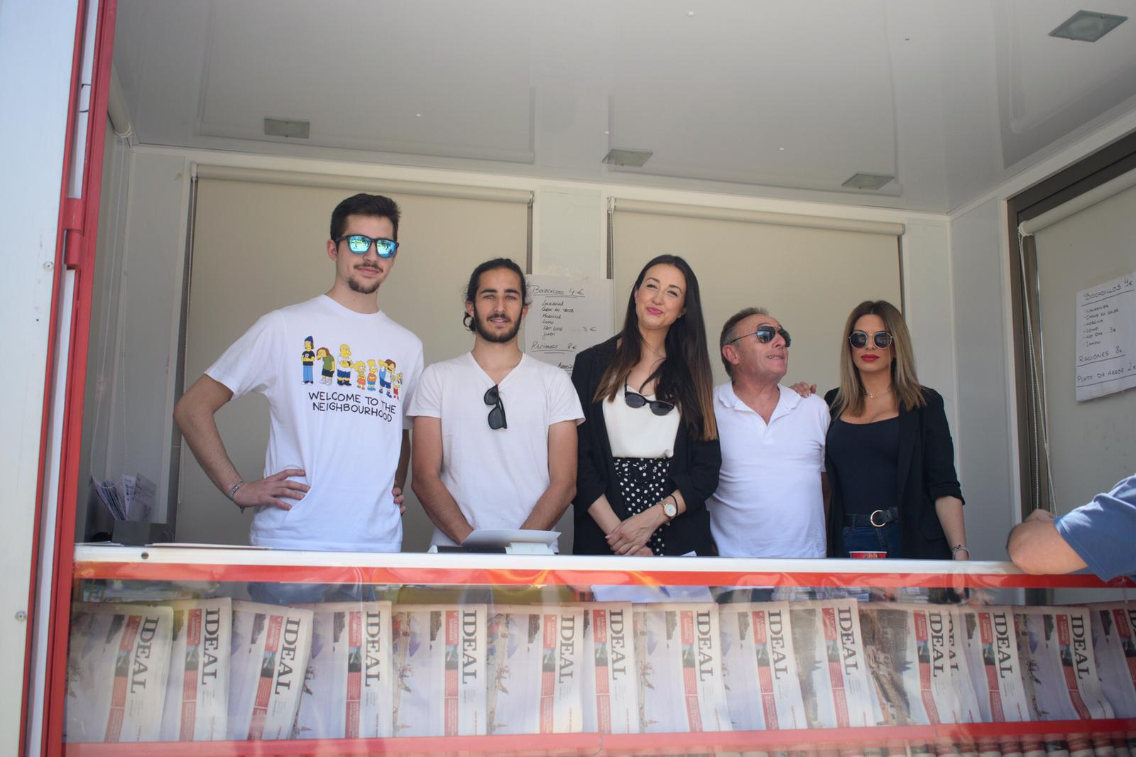 El ambiente, la música y la comida se concentran en torno a la Cruz de Ideal en la plaza del centro comercial Neptuno