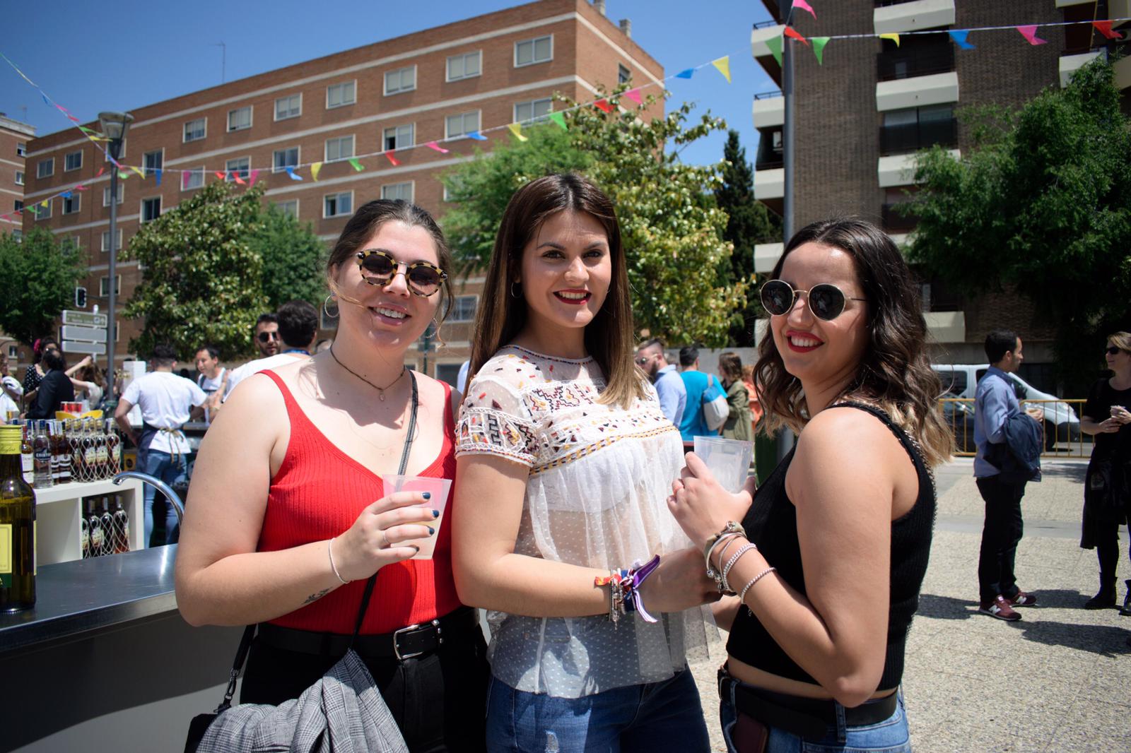 El ambiente, la música y la comida se concentran en torno a la Cruz de Ideal en la plaza del centro comercial Neptuno