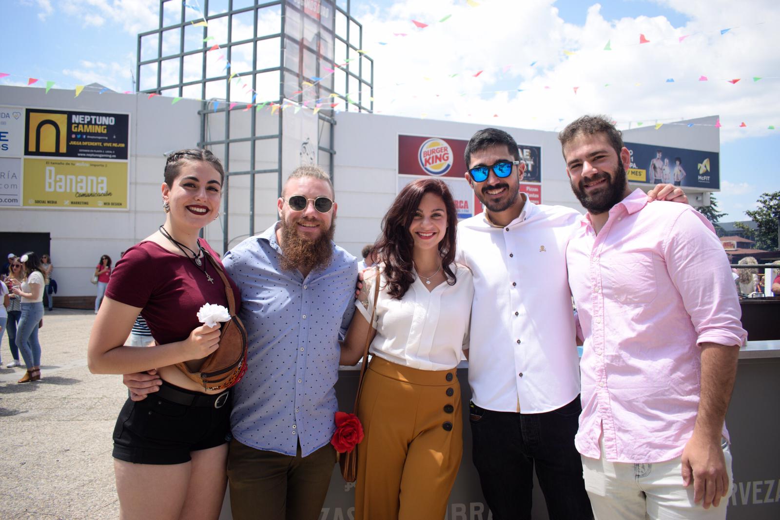 El ambiente, la música y la comida se concentran en torno a la Cruz de Ideal en la plaza del centro comercial Neptuno