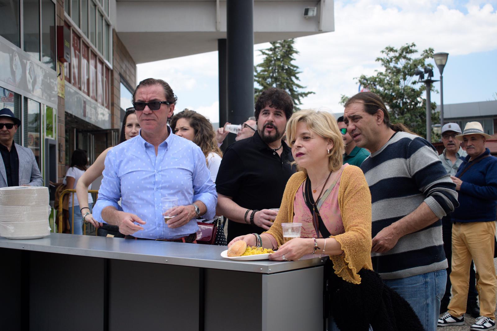 El ambiente, la música y la comida se concentran en torno a la Cruz de Ideal en la plaza del centro comercial Neptuno