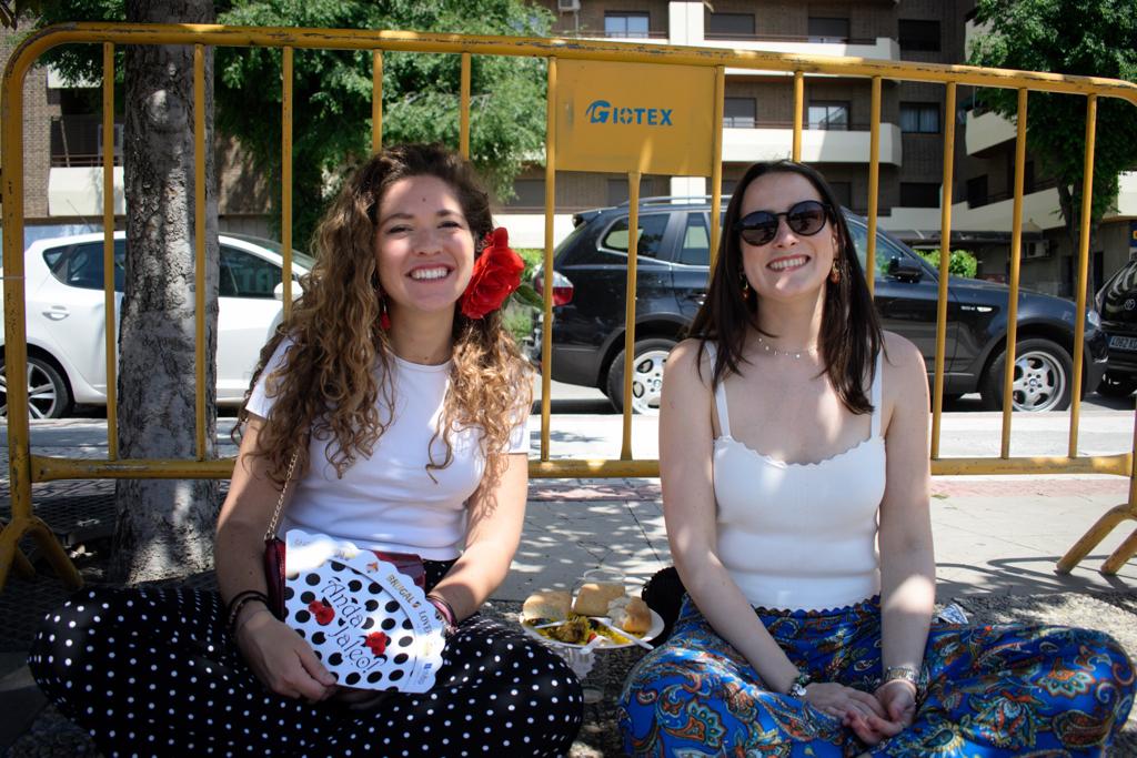 El ambiente, la música y la comida se concentran en torno a la Cruz de Ideal en la plaza del centro comercial Neptuno