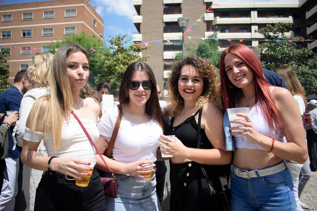 El ambiente, la música y la comida se concentran en torno a la Cruz de Ideal en la plaza del centro comercial Neptuno