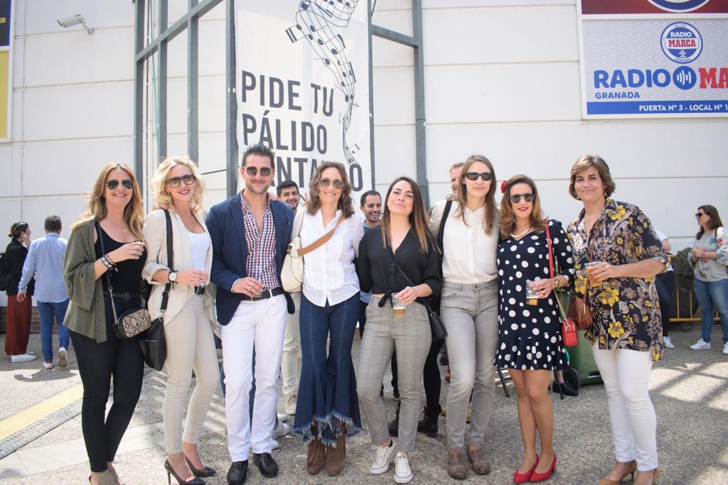 El ambiente, la música y la comida se concentran en torno a la Cruz de Ideal en la plaza del centro comercial Neptuno