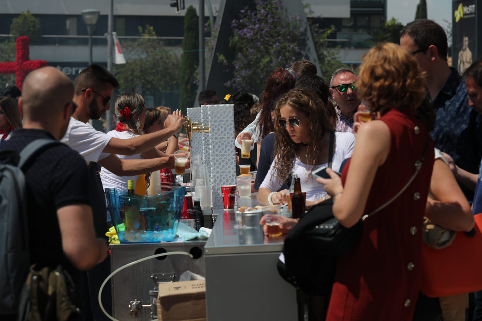 El ambiente, la música y la comida se concentran en torno a la Cruz de Ideal en la plaza del centro comercial Neptuno