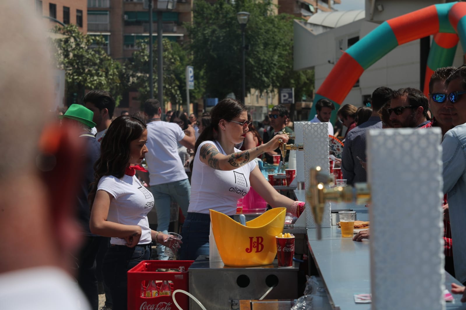 El ambiente, la música y la comida se concentran en torno a la Cruz de Ideal en la plaza del centro comercial Neptuno