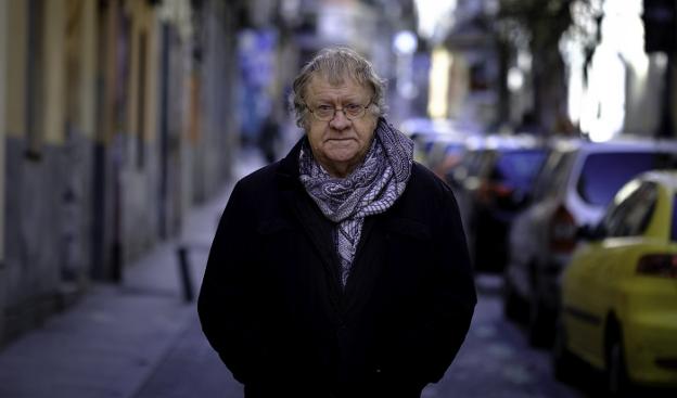 Ian Gibson, fotografiado en una calle del distrito de Lavapiés, muy cerca de su casa