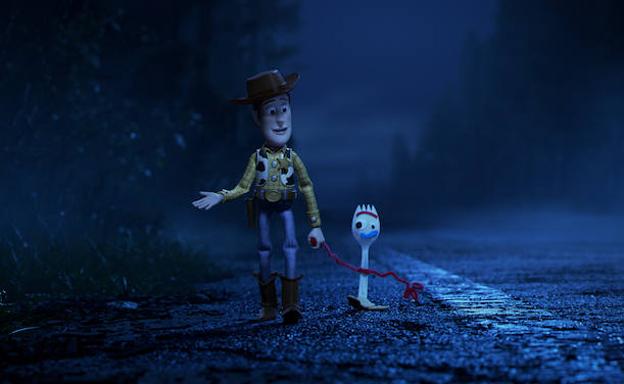 Woody, de la mano con Forky.