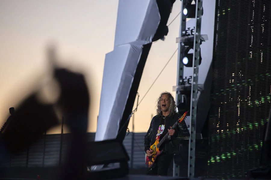 El concierto más multitudinario de Metallica en España, probablemente también uno de los más numerosos de su propia historia, se ha celebrado este viernes ante una multitud intergeneracional de seguidores ante los que han querido mostrar que, tras casi 40 años, siguen «creyendo en el sueño» del rock espinoso.