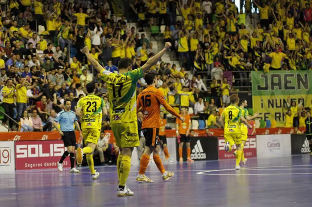 Rafa López levanta los brazos celebrando el pase a la final con las gradas del Quijote Arena de Ciudad Real teñidas de amarillo. 