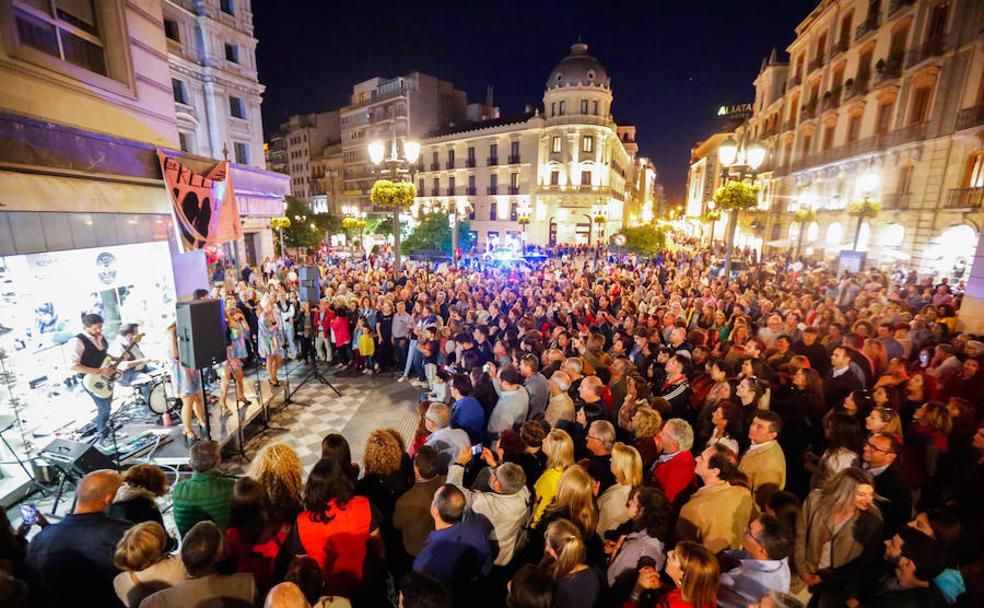Cientos de personas disfrutan de uno de los conciertos de la Noche en Blanco en Puerta Real