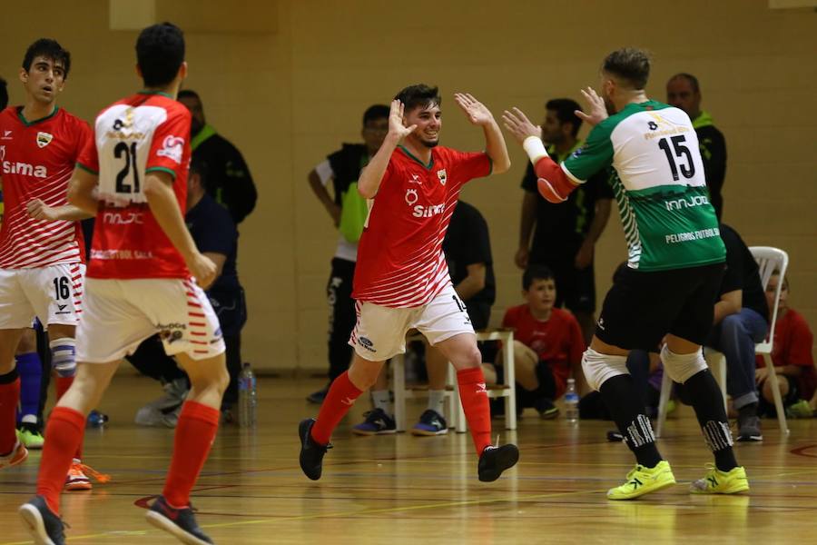 Los jugadores del Sima se felicitan tras marcar un gol. 