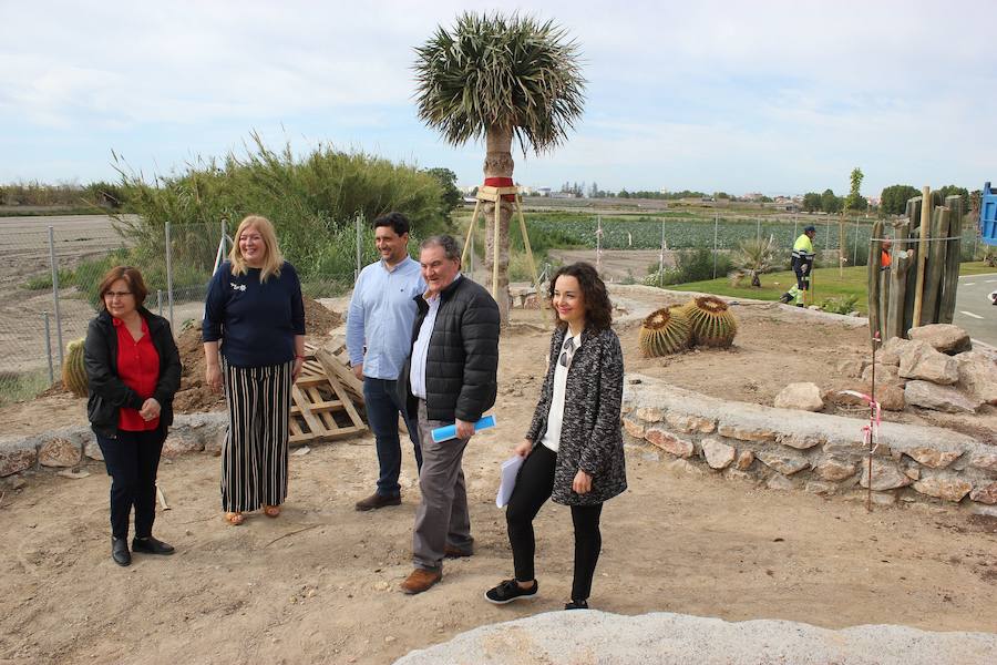 Flor Almón y Antonio Escámez, acompañados por dos concejalas del gobierno y jefe de Parques y jardines, en las obras de la ampliación del Parque de los Pueblos. 