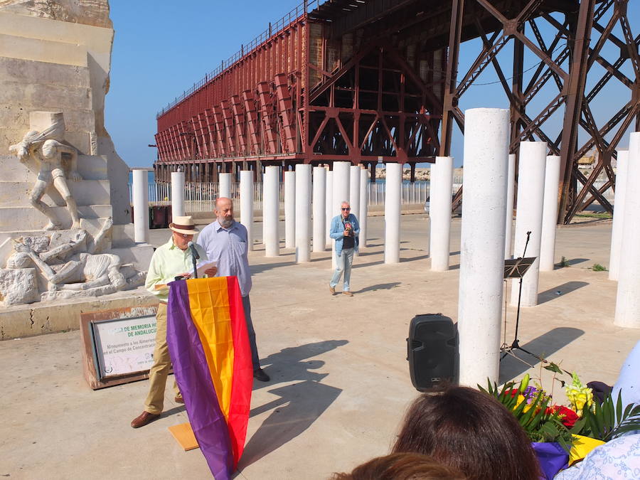 El acto contó con la exposición como orador del profesor de Filosofía e histórico militante del Partido Comunista de Andalucía en Almería Manuel del Pino, quien también abogó por la misma idea