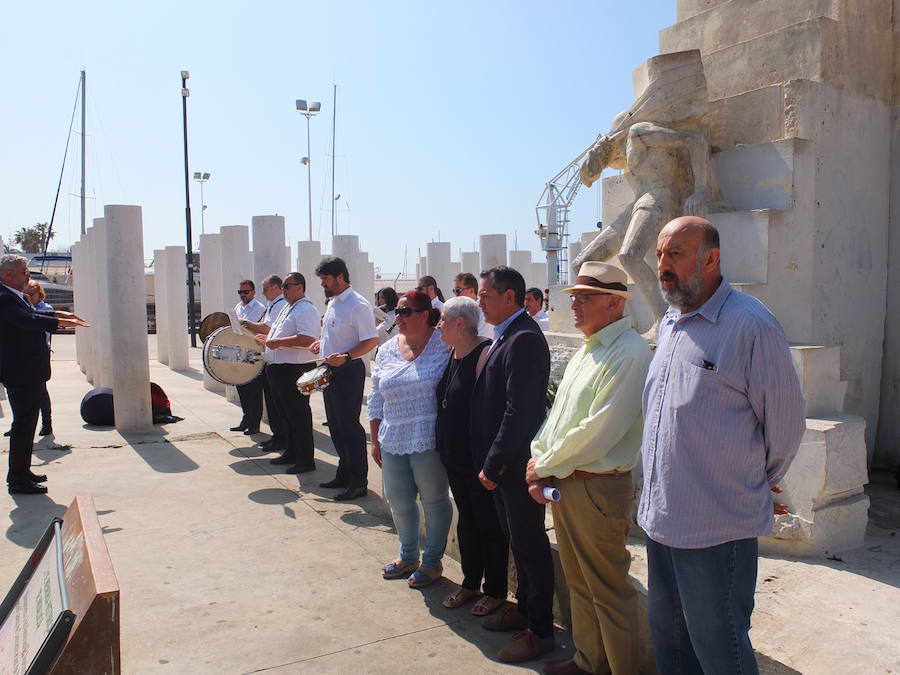 El acto contó con la exposición como orador del profesor de Filosofía e histórico militante del Partido Comunista de Andalucía en Almería Manuel del Pino, quien también abogó por la misma idea