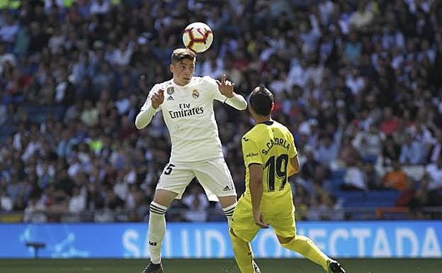 Fede Valverde, en una acción ante Cazorla. 