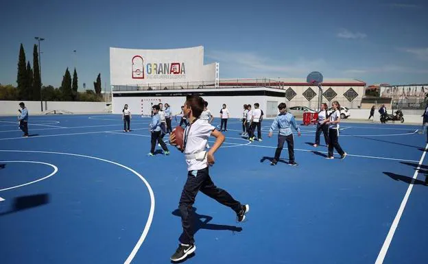 El alcalde ha visitado esta mañana las instalaciones y algunos escolares las han estrenado.