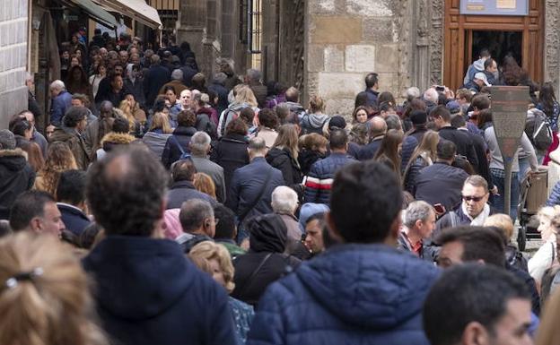 Un reguero de turistas en el entorno de la Capilla Real, en la capital granadina, durante la Semana Santa. 