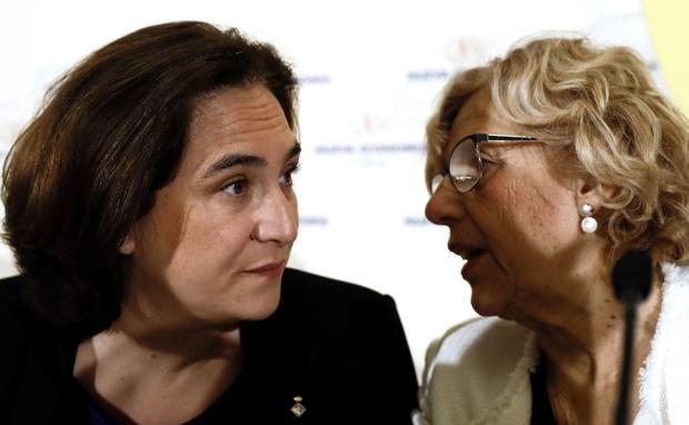 Ada Colau (izq.), junto a Manuela Carmena. 